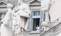 Coronakrise: Segen von Papst Franziskus am gesperrter Petersplatz in Rom