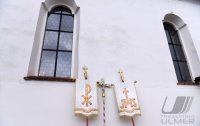Fahnen und Kreuz an der St. Vitus Kirche in Rottenburg - Frommenhausen (Kreis Tuebingen)