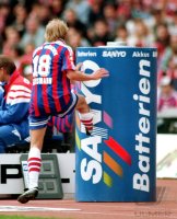 Fussball 1. Bundesliga   Saison 1996/1997: Tonnentritt Juergen Klinsmann (FC Bayern Muenchen)