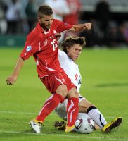 Fussball U21-Europameisterschaft 2011: Gaetano Berardi (li, Schweiz) gegen Dmitri Baga (re, Weissrussland)