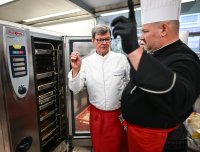 Sternekoch Harald Wohlfahrt kocht im Betriebsrestaurant der Unternehmensgruppe fischer