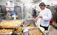 Sternekoch Harald Wohlfahrt kocht im Betriebsrestaurant der Unternehmensgruppe fischer