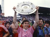 Fussball Braunschweig - Bayern: Koegl mit Meisterschale