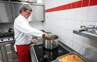 Sternekoch Harald Wohlfahrt kocht im Betriebsrestaurant der Unternehmensgruppe fischer