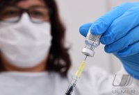 Aufziehen Biontech / Pfizer mRNA- COVID-19 Impfstoff im Zentralen Impfzentrum (ZIZ) Tuebingen
