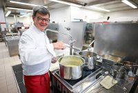 Sternekoch Harald Wohlfahrt kocht im Betriebsrestaurant der Unternehmensgruppe fischer