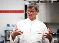 Sternekoch Harald Wohlfahrt kocht im Betriebsrestaurant der Unternehmensgruppe fischer