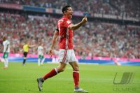 Fussball 1. Bundesliga Saison 2016/2017: JUBEL Robert Lewandowski (FC Bayern Muenchen)