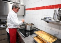 Sternekoch Harald Wohlfahrt kocht im Betriebsrestaurant der Unternehmensgruppe fischer