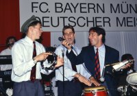 Fussball Ziege, Kreuzer, Labbadia (FC Bayern) tanzen auf der Meisterfeier