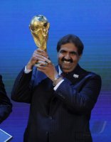 FUSSBALL International AUSRICHTER der FIFA WM 2022: KATAR; Sheikh Hamad bin Khalifa Al-Thani jubelt