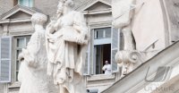Coronakrise: Segen von Papst Franziskus am gesperrter Petersplatz in Rom