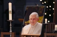 Ein Bild des verstorbenen Papst Benedikt XVI. im Rotternburger Dom St. Martin