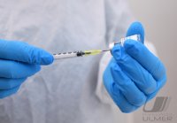 Aufziehen Biontech / Pfizer mRNA- COVID-19 Impfstoff im Zentralen Impfzentrum (ZIZ) Tuebingen