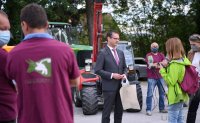 Fair und Regional; Demo pro Rottenburger Schlachthof von Landwirten und Metzger vor der Rottenburger Festhalle
