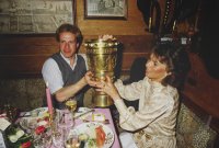 Fussball DFB Pokal Finale 1982: Rummenigge mit Pokal