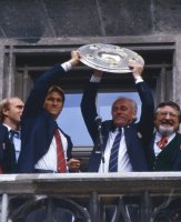 Fussball Meisterfeier FC Bayern 1985: Augenthaler und Lattek  mit Meisterschale