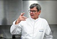 Sternekoch Harald Wohlfahrt kocht im Betriebsrestaurant der Unternehmensgruppe fischer