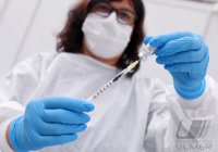 Aufziehen Biontech / Pfizer mRNA- COVID-19 Impfstoff im Zentralen Impfzentrum (ZIZ) Tuebingen