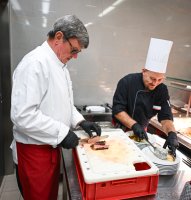 Sternekoch Harald Wohlfahrt kocht im Betriebsrestaurant der Unternehmensgruppe fischer