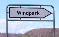 Symbolbild: Schild Windpark
