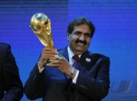 FUSSBALL International AUSRICHTER der FIFA WM 2022: KATAR; Sheikh Hamad bin Khalifa Al-Thani jubelt