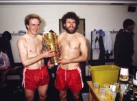 Fussball DFB Pokal Finale 1982: Rummenigge, Breitner mit Pokal