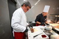 Sternekoch Harald Wohlfahrt kocht im Betriebsrestaurant der Unternehmensgruppe fischer