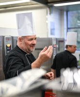 Sternekoch Harald Wohlfahrt kocht im Betriebsrestaurant der Unternehmensgruppe fischer