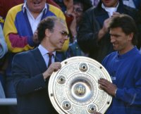 Fussball 1. Bundesliga 1993/1994: Trainer Beckenbauer (FC Bayern Muenchen) mit Schale