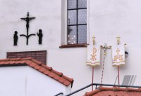 Fahnen und Kreuz an der St. Vitus Kirche in Rottenburg - Frommenhausen (Kreis Tuebingen)
