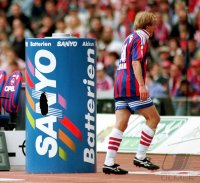 Fussball 1. Bundesliga   Saison 1996/1997: Tonnentritt Juergen Klinsmann (FC Bayern Muenchen)