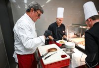 Sternekoch Harald Wohlfahrt kocht im Betriebsrestaurant der Unternehmensgruppe fischer