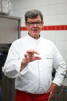 Sternekoch Harald Wohlfahrt kocht im Betriebsrestaurant der Unternehmensgruppe fischer