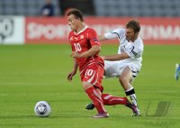 Fussball U21-Europameisterschaft 2011:  Xherdan Shaqiri (li, Schweiz) gegen Sergei Matveychik (re, Weissrussland)