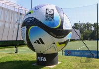 Uebergrossser Adidas WM Ball 2023 Oceaunz Pro am Home of FIFA in Zuerich