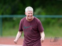 Leichtathletik: Testwettkampf im Training, Weitsprung Trainer Alexander Seeger (TSV Gomaringen)