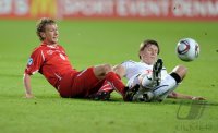 Fussball U21-Europameisterschaft 2011: Fabian Lustenberger (li, Schweiz) gegen Andrei Voronkov (re, Weissrussland)