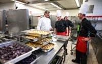 Sternekoch Harald Wohlfahrt kocht im Betriebsrestaurant der Unternehmensgruppe fischer