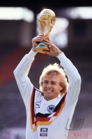 Fussball Deutschland Weltmeister 1990: Juergen Klinsmann mit WM Pokal