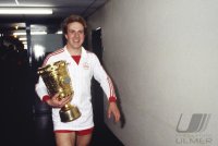 Fussball DFB Pokal Finale 1982: Rummenigge mit Pokal