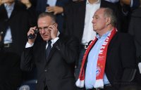 Fussball CHL 17/18 Gruppenphase: Vorstandsvorsitzender Rummenigge und Praesident Hoeness (FC Bayern Muenchen)