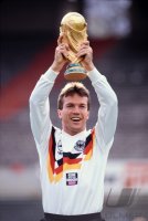 Fussball Deutschland Weltmeister 1990: Lothar Matthaeus mit WM Pokal