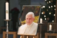 Ein Bild des verstorbenen Papst Benedikt XVI. im Rotternburger Dom St. Martin