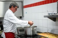 Sternekoch Harald Wohlfahrt kocht im Betriebsrestaurant der Unternehmensgruppe fischer
