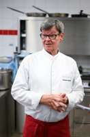 Sternekoch Harald Wohlfahrt kocht im Betriebsrestaurant der Unternehmensgruppe fischer