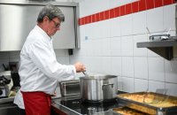 Sternekoch Harald Wohlfahrt kocht im Betriebsrestaurant der Unternehmensgruppe fischer