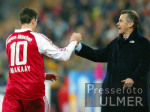 Fussball 1. Bundesliga Bayern-Stuttgart, Hitzfeld bedankt sich bei Makaay bei dessen Auswechslung