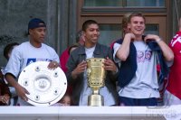 Fussball:  Paolo Sergio, Giovanne Elber und Alexander Zickler  (v. li.) jubeln mit der Meisterschale und dem DFB Pokal