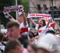 Fussball DFB Pokal Finale 24/25: Arminia Bielefeld - VfB Stuttgart, Public Viewing auf dem Schlossplatz